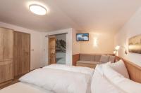 A bed or beds in a room at Gustls Ferienhäusl