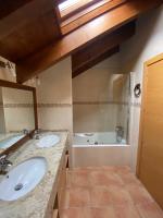 A bathroom at Aparthotel Areu