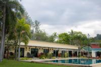 Bazén v ubytování Golden Bay Cottage - SHA Extra Plus nebo v jeho okolí