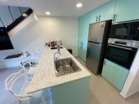 eine Küche mit Spüle und Kühlschrank in der Unterkunft Top Royal Eilat רויאל פארק in Eilat