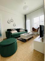 TV a/nebo společenská místnost v ubytování Boho-Chic one bedroom flat in Engomi