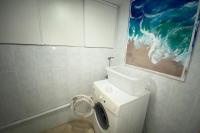 Um banheiro em &#x2606; L&#39;&eacute;vasion En Provence &#x2606; Clim-Wifi-Netflix &#x2606;