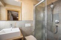 A bathroom at Rosalpina Apt 2