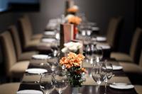 una mesa larga con copas de vino y flores. en Euphoria Club Hotel, en Borovets