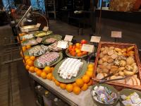 Un buffet lleno de diferentes tipos de comida en exhibición. en Gr8 Hotel Maastricht Aachen Airport, en Beek