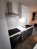 Kuchyňa alebo kuchynka v ubytovaní Ema Studio Apartman