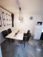 Kuchyňa alebo kuchynka v ubytovaní Ema Studio Apartman