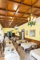 Reštaurácia alebo iné gastronomické zariadenie v ubytovaní Hotel Ristorante San Carlo