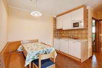 A kitchen or kitchenette at Chalet Meridiana Appartamento 8