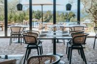 斯塔里格勒Maslina Resort的一组桌椅,配以酒杯