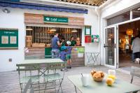 雷岛圣玛丽胡托皮亚卡通布莱斯德雷露营地的一名男子和一个孩子站在咖啡馆外