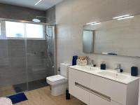 Kúpeľňa v ubytovaní Eslanzarote Eco Villa Tony, heated pool, jacuzzi, Sat tv, Super wifi
