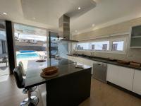 Kuchyňa alebo kuchynka v ubytovaní Eslanzarote Eco Villa Tony, heated pool, jacuzzi, Sat tv, Super wifi