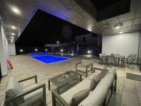 Bazén v ubytovaní Eslanzarote Eco Villa Tony, heated pool, jacuzzi, Sat tv, Super wifi alebo v jeho blízkosti
