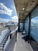 Balkón alebo terasa v ubytovaní Eslanzarote Eco Villa Tony, heated pool, jacuzzi, Sat tv, Super wifi
