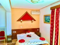Posteľ alebo postele v izbe v ubytovaní delphi aiolos center hotel panoramic view&yoga harmony hotel&rooms