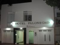 un hotel palomo gino se ilumina por la noche en Hotel Palonegro, en Bucaramanga
