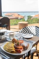 Un plato de comida de desayuno en una mesa en The Capital Zimbali, en Ballito