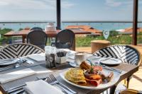 Una mesa con un plato de comida para desayunar encima. en The Capital Zimbali, en Ballito