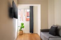 Televízia a/alebo spoločenská miestnosť v ubytovaní Vibe Apartments by Olala Homes