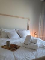Postel nebo postele na pokoji v ubytování Cozy 1-bedroom apartment in Dubai South with Pool
