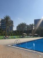 Bazén v ubytování Cozy 1-bedroom apartment in Dubai South with Pool nebo v jeho okolí