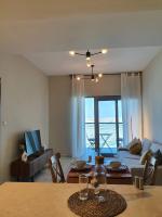 Posezení v ubytování Cozy 1-bedroom apartment in Dubai South with Pool