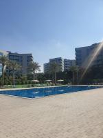 Bazén v ubytování Cozy 1-bedroom apartment in Dubai South with Pool nebo v jeho okolí