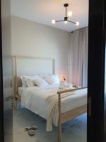 Postel nebo postele na pokoji v ubytování Cozy 1-bedroom apartment in Dubai South with Pool