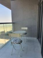 Balkón nebo terasa v ubytování Cozy 1-bedroom apartment in Dubai South with Pool