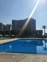 Bazén v ubytování Cozy 1-bedroom apartment in Dubai South with Pool nebo v jeho okolí
