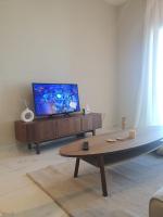 TV a/nebo společenská místnost v ubytování Cozy 1-bedroom apartment in Dubai South with Pool