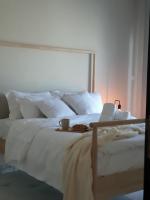 Postel nebo postele na pokoji v ubytování Cozy 1-bedroom apartment in Dubai South with Pool