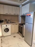 Kuchyň nebo kuchyňský kout v ubytování Cozy 1-bedroom apartment in Dubai South with Pool