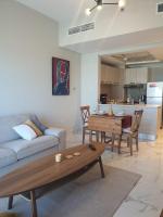 Kuchyň nebo kuchyňský kout v ubytování Cozy 1-bedroom apartment in Dubai South with Pool