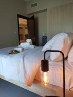 Postel nebo postele na pokoji v ubytování Cozy 1-bedroom apartment in Dubai South with Pool