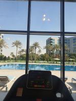 Bazén v ubytování Cozy 1-bedroom apartment in Dubai South with Pool nebo v jeho okolí