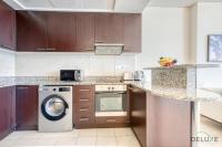 Kuchyň nebo kuchyňský kout v ubytování Holiday Escape Luxe 1BR Near Metro in DIFC by Deluxe Holiday Homes