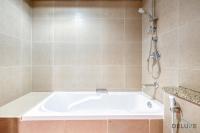 Koupelna v ubytování Holiday Escape Luxe 1BR Near Metro in DIFC by Deluxe Holiday Homes