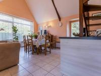 eine Küche und ein Esszimmer mit einem Tisch und Stühlen in der Unterkunft Gîte Saint-Lyphard, 3 pièces, 4 personnes - FR-1-306-1132 in Saint-Lyphard