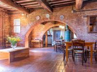 Reštaurácia alebo iné gastronomické zariadenie v ubytovaní Holiday Home Borgo del Papa by Interhome
