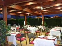 Restaurace v ubytování Holiday Home El Paraiso by Interhome