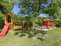 Plac zabaw dla dzieci w obiekcie Holiday Home Sunny by Interhome