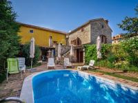 Bazén v ubytování Holiday Home Ivanka by Interhome nebo v jeho okolí