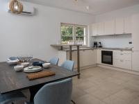 Kuchnia lub aneks kuchenny w obiekcie Villa Flori by Interhome
