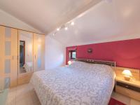 - une chambre avec un lit blanc et un mur rouge dans l&#39;établissement Holiday Home New Village Park-6 by Interhome, à Bredene