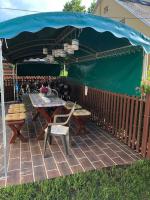 Patio lub wspólna przestrzeń na świeżym powietrzu w obiekcie Ádám Vendégház