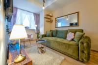 sala de estar con sofá verde y lámpara en Nera lux apartman, en Zlatibor