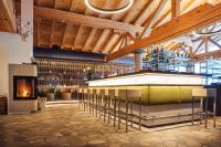 eine Bar mit Stühlen und einem Kamin in einem Raum in der Unterkunft Grand Tirolia Kitzbühel - Member of Hommage Luxury Hotels Collection in Kitzbühel