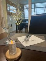 een tafel met een kaars en een wijnglas bij The Originals Boutique Hôtel Spa Beuzeville Honfleur Sud in Beuzeville